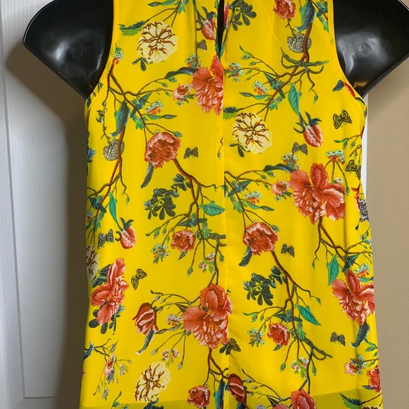 🎈Top Yellow floral Size Medium - Picture 9 of 9
